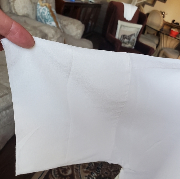 Beautiful crepe top - Picture 3 of 3